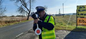 Policjant mierzy prędkość pojazdów