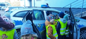 Dzieci zwiedzają policyjny radiowóz