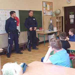 Policjanci w klasie szkolnej rozmawiają z dziećmi