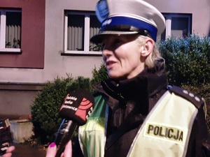 Policjantka mówi do mikrofonu