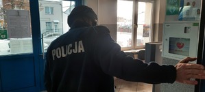 Policjant zagląda do pomieszczenia służbowego