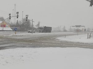 Zaśnieżone skrzyżowanie dróg