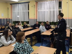 Rodzice słuchają tego co mówi policjant