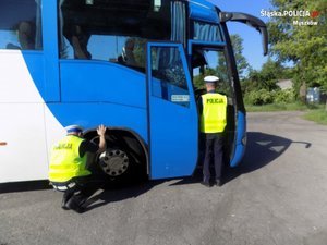 Policyjny patrol kontroluje autokar