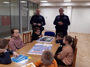 Policjanci rozmawiają z dziećmi