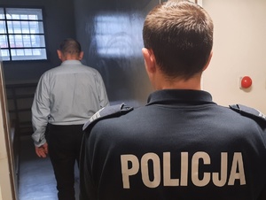 Zatrzymany w policyjnej celi do której wchodzi policjant