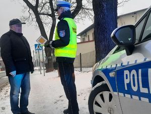 Policjantka rozmawia z przechodniem