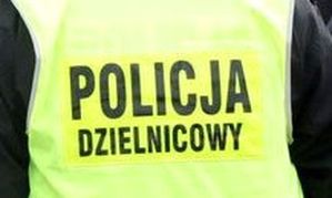 Kamizelka na plecach z napisem Policja dzielnicowy