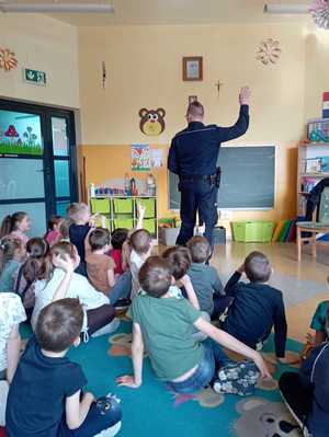 Policjant rozmawiający z dziećmi