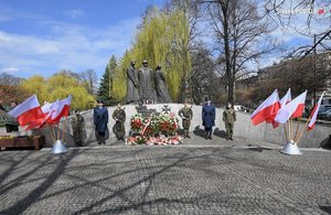 Zdjęcie. uczestnicy uroczystości pod pomnikiem.