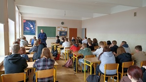 Zdjęcie. Policjant z uczniami w trakcie prelekcji