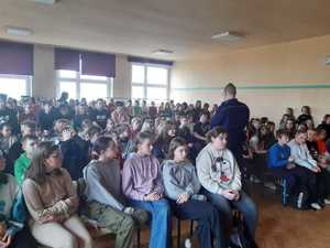 Zdjęcie. Policjant z uczniami