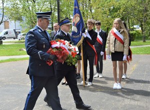 Przedstawiciele władz wraz z Komendantem składanie kwiatów pod pomnikiem