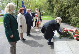 Przedstawiciele władz wraz z Komendantem składanie kwiatów pod pomnikiem