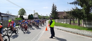 Policjanci zabezpieczający wyścig.