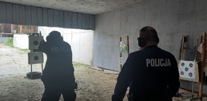 policjanci podczas strzelań