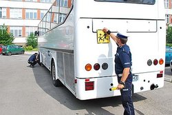 policjant przy autobusie