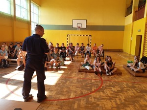 Policjant na sali gimnastycznej z uczniami