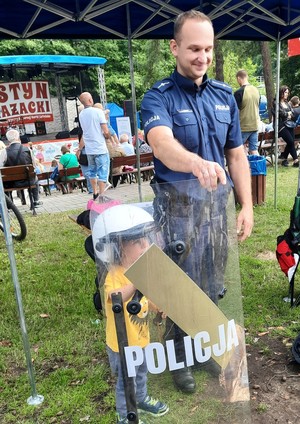 zdjęcie policjanta z dzieckiem