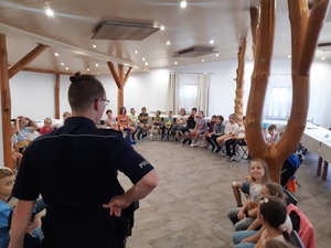 Policjanci z dziećmi podczas prelekcji