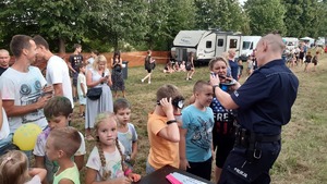zdjęcie policjanta z dziećmi