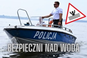 zdjęcie policjanta na łodzi