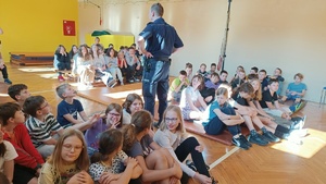 Zdjęcie policjanta z dziećmi w trakcie prelekcji