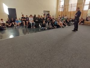 Zdjęcie policjantów w trakcie prelekcji z młodzieżą