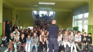 zdjęcie policjanta z młodzieżą