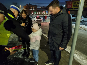 Policjant rozdający odblaski