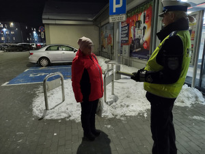 Policjant rozdający odblaski