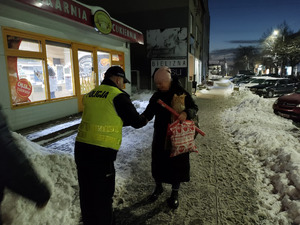 Policjant rozdający odblaski