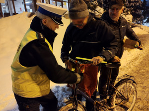 Policjant rozdający odblaski