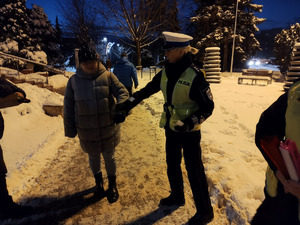 Policjant rozdający odblaski