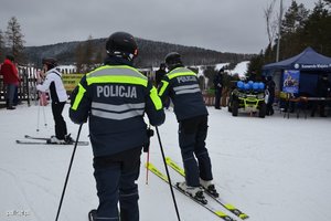 Zdjęcie przedstawia policjantów na stoku