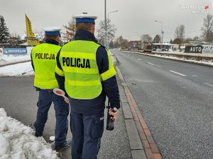 Na zdjęciu policjanci ruchu drogowego w odblaskowych kamizelkach