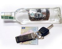 Na zdjęciu butelka, a obok dowód rejestracyjny i kluczyki do samochodu.