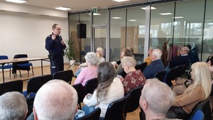 Na zdjęciu starszy sierżant Mateusz Baran przeprowadzający prelekcje z seniorami