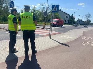 Na zdjęciu policjanci ruchu drogowego, którzy znajdują się przed przejściem dla pieszych