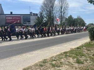 Na zdjęciu przemarsz z okazji obchodów 3 maja