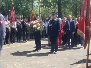 Na zdjęciu młodszy inspektor Michał Chola wraz ze strażakiem Państwowej Straży Pożarnej