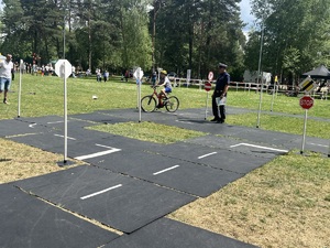 Na zdjęciu dzieci pod okiem policjantów zdające egzamin na kartę rowerową