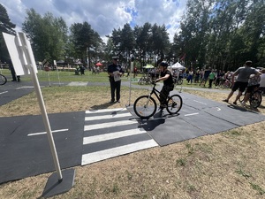 Na zdjęciu dzieci pod okiem policjantów zdające egzamin na kartę rowerową