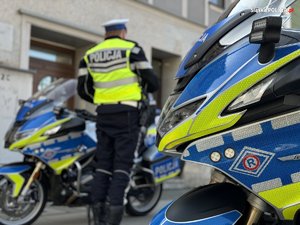 Policjanci ruchu drogowego w odblaskowych kamizelkach