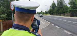 Policjant ruchu drogowego mierzący prędkość