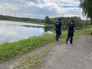 Policjanci kontrolujący zbiorniki wodne