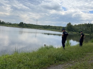 Policjanci kontrolujący zbiorniki wodne