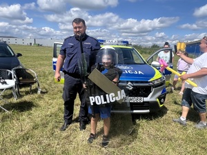 Chłopiec w stroju policyjnym