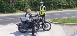 Zdjęcie policjanta kontrolującego motocyklistę