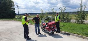 Zdjęcie policjanta kontrolującego motocyklistę